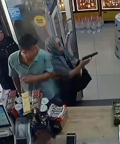 Silah tutukluk yaptı: Boşanma aşamasındaki eşine tabanca doğrulttu