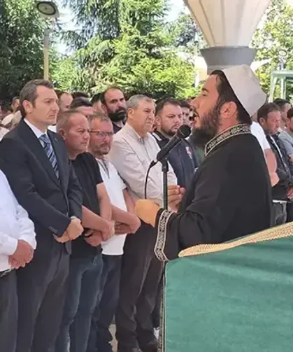 Bisikletiyle bakkala giderken hayatını kaybetti: 11 yaşındaki Alper’in cenaze namazını babası kıldırdı