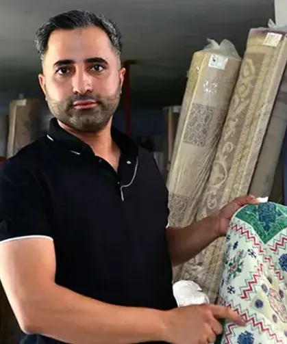 Bulduğu bir deste parayı teslim etti; kadın ise poşeti sordu