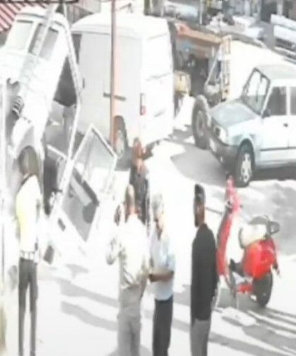 Burdur'da yanan kamyonete polisten hızlı müdahale