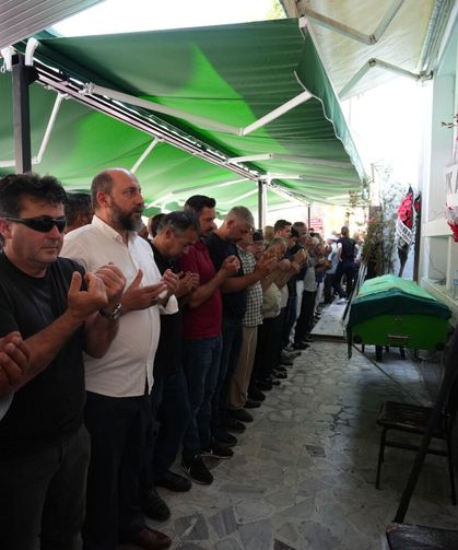 Ces*di Kızılırmak Nehri'ne düşen otomobilde bulunan 2 çocuk annesi toprağa verildi