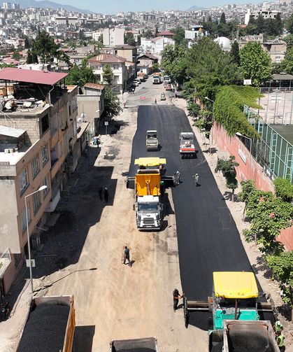 Dulkadiroğlu Gazneliler Caddesi’nde Sıcak Asfalt Çalışması Başladı