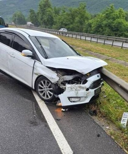 Bariyere çarpan otomobildeki 4 kişi yaralandı