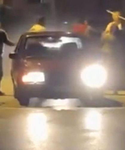 İki grup birbirine girdi: Tekme, tokat ve sopalar havada uçuştu