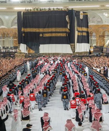 Kâbe'nin yeni örtüsü serildi: 8 saatte yerine asıldı