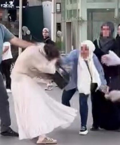 Kadın kavgası üst geçitte büyüdü: O anlar kamerada