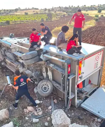 Kızılay'a ait araç şarampole devrildi: 4 yaralı