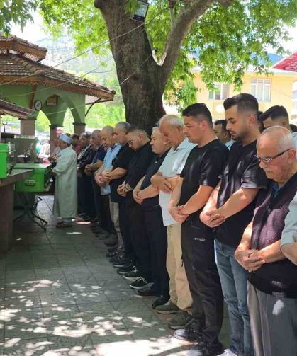 Kocasının öldürdüğü Aslıhan öğretmen ve babası toprağa verildi
