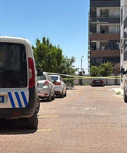 Kucağında çocuğuyla sekizinci kattan atladı