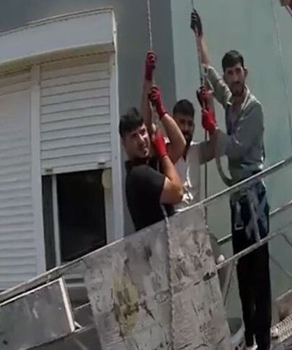 Mersin'de Korku Dolu Anlar! 8'inci Katta Mahsur Kalan İşçiler Kurtarıldı