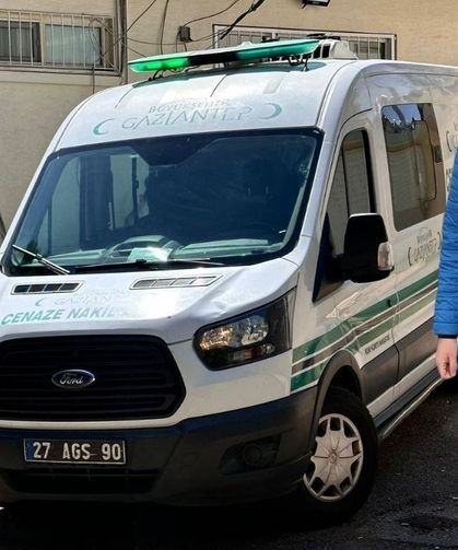Motosikletiyle bariyerlere çarpan genç sağlıkçı can verdi!