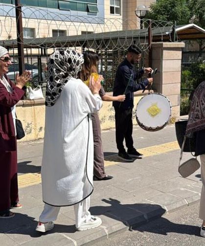 İlginç boşanma: Kadının halay çekmesine erkek bağlama çalarak cevap verdi