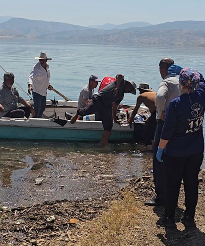 Siirt’te Bahçede Fenalaşan Hasta, Tekneyle Ambulansa Ulaştırıldı
