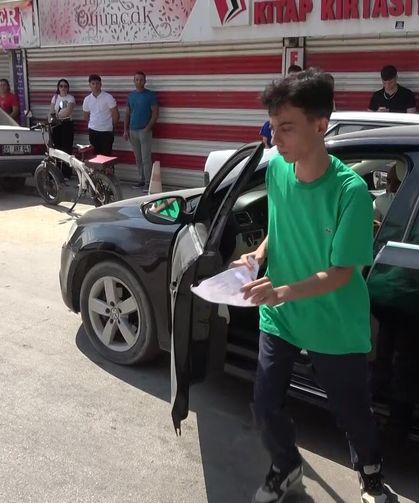 Sınava 1 Dakika Kala Yetişti, Aracının El Frenini Çekmeden Araçtan Fırlayıp Okula Koştu