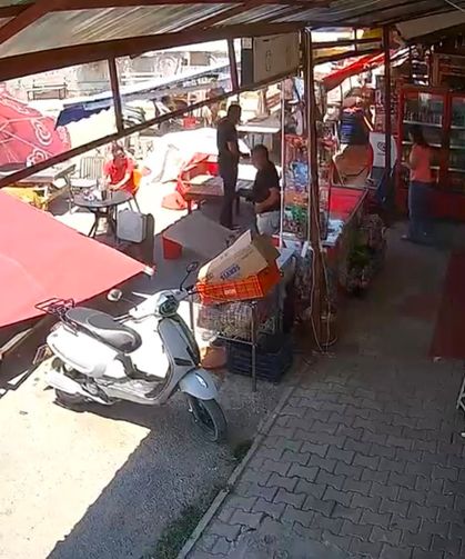 Tente altında kalan vatandaş çevredekilerin yardımıyla kurtarıldı