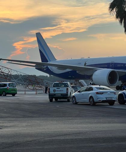 THY uçağı kanadını radar direğine çarptı 267 yolcu tahliye edildi
