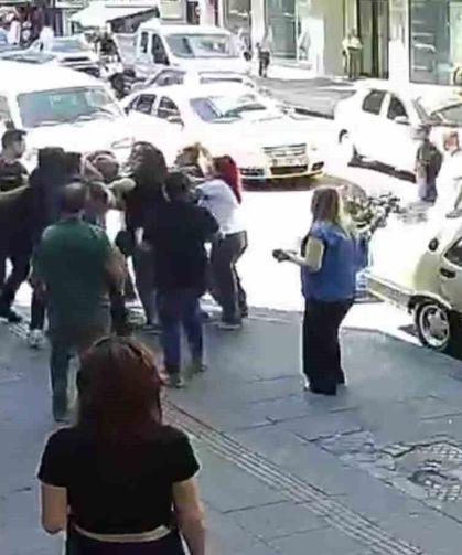 Ortalık savaş alanına döndü: Kadın sürücüye dikiz aynası ile darp