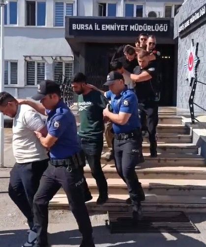 2,5 ay boyunca "Polisiz" diyerek dolandırdılar, 100 milyonluk vurgunun ardından tatlı ikram ettiler