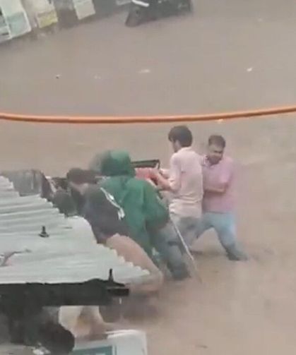Şiddetli yağışlar vurdu: 25 ölü