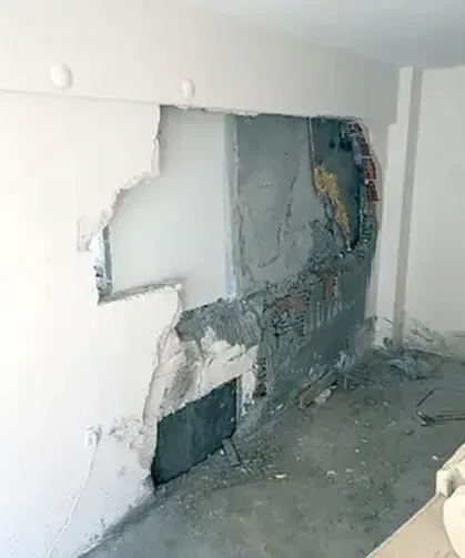 Mikser hortumu bitişikteki evin duvarını deldi: Salon betonla doldu