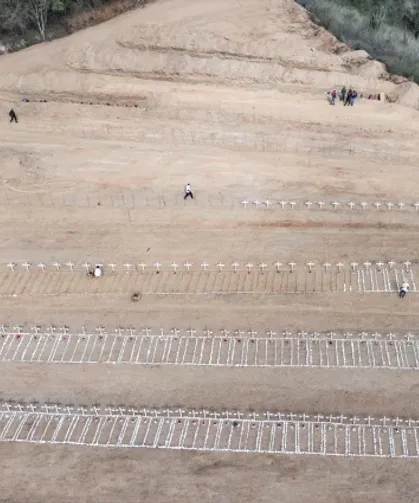 Acil durum koduyla yüzlerce mezar kazıldı
