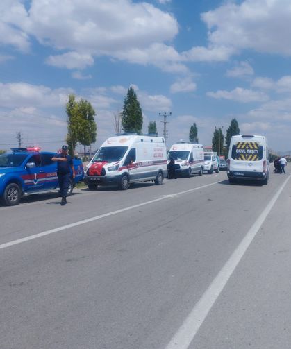 Hafif ticari araç ile otomobil çarpıştı: 6 yaralı