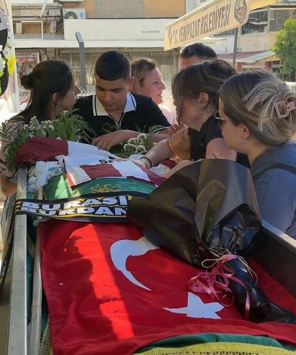 Kuşadası'nda denizde boğulan 3 kişiden emekli öğretmen toprağa verildi
