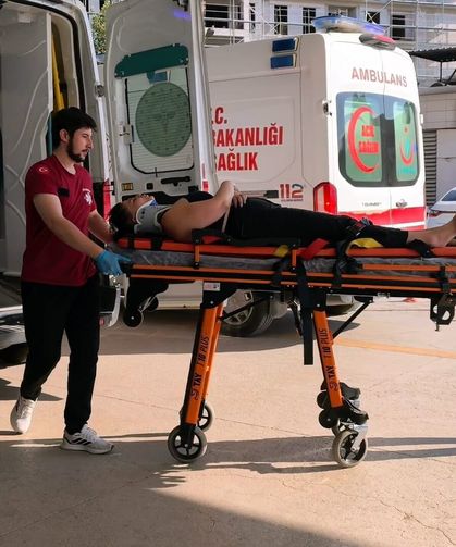 Navigasyon yanlış yönlendirdi, otomobil bariyerlere çarptı: 1 yaralı