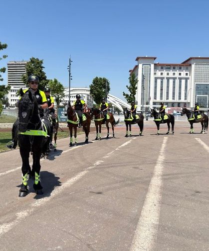 NATO Zirvesi öncesi atlı polisler devriye attı