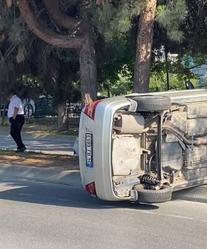İstanbul’da direksiyon hakimiyetini kaybetti ağaçlara çarptı, yan yattı