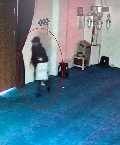 Camideki yardım kutusunu kırıp 100 bin TL çaldı; hırsızlık kamerada