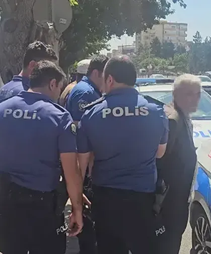 Durakta bekleyen eşini tabancayla vurdu