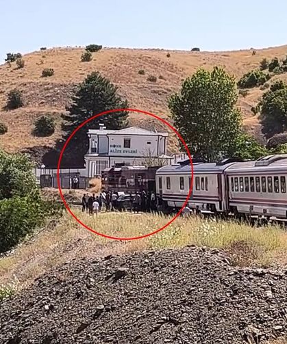 Elazığ'da yolcu treni hemzemin geçitte otomobile çarptı!