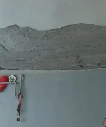 Evin tavanı oyun oynayan 2 yaşındaki çocuğun üzerine çöktü