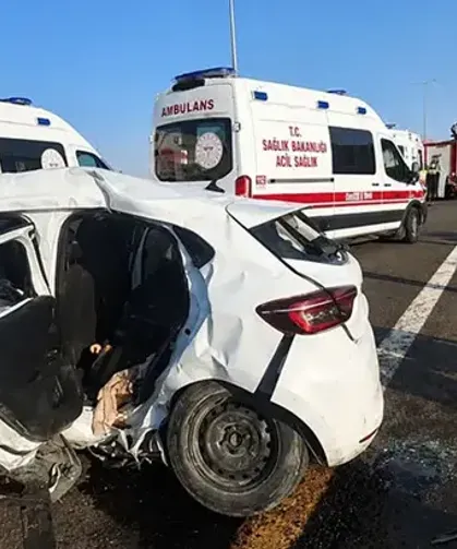 Hafif Ticari Araç ile Otomobil Çarpıştı, 2 Ölü 9 Yaralı