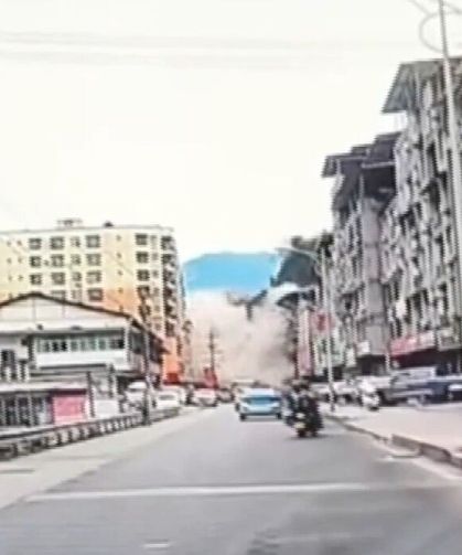 Heyelan faciası: Çok sayıda kişi toprak altında kaldı