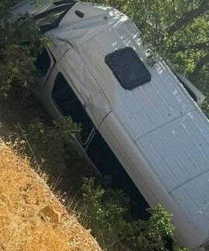 Kahta'da turistleri taşıyan minibüs devrildi: 13 yaralı
