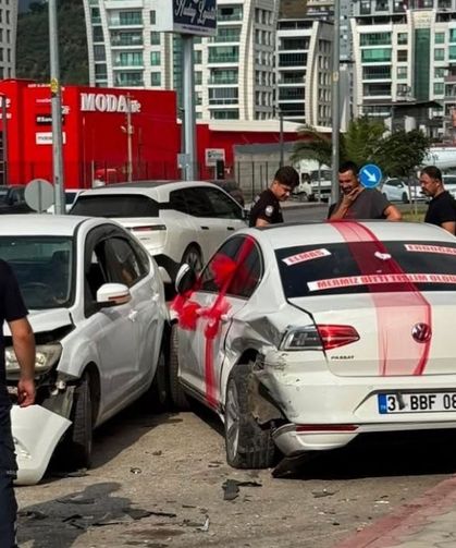İskenderun’da gelin arabası kaza yaptı 1 kişi yaralandı