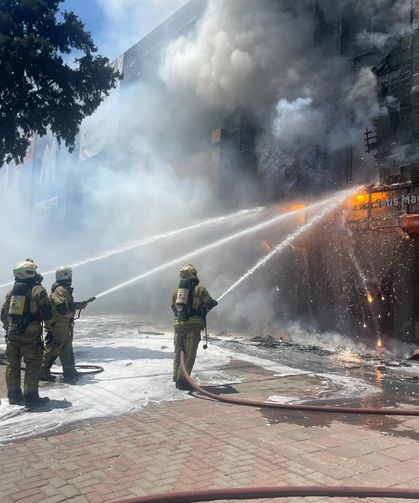 İzmir Karabağlar'da Mobilya Mağazasında Yangın! Ekipler Seferber Oldu