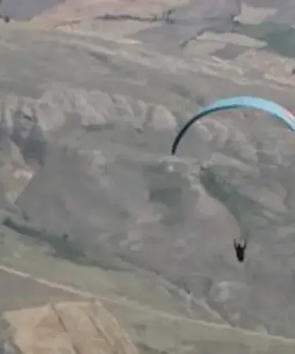 Kayalıklara düşen yamaç paraşütü pilotu öldü