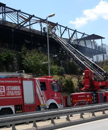 Korkutan yangın: Restoran kullanılamaz hale geldi