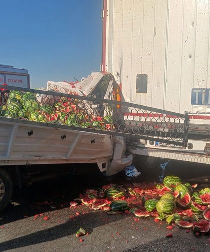 Kula D-300 kara yolunda kamyonet TIR’a ok gibi saplandı