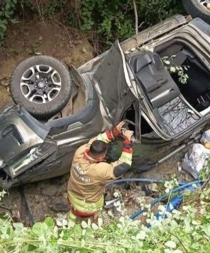 Otomobille çarpışan ticari araç dereye uçtu, 7 yaralı