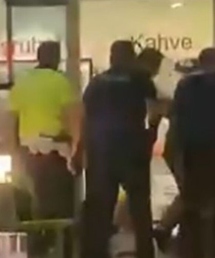 Polise bıçaklı saldırı: 1’i komiser, 4 memur yaralandı