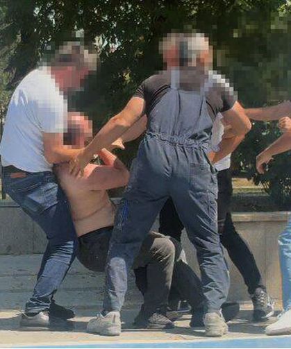 Tartıştıkları kişiyi aralarına alıp böyle dövdüler