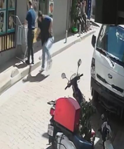 Tıraşını beğenmedi, berberini bıçakladı, o anlar kamerada