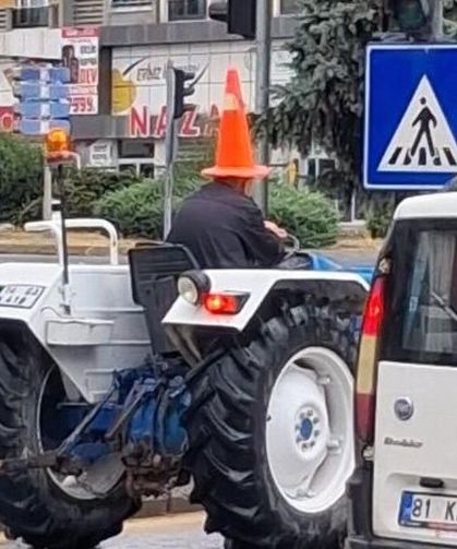 Traktör sürücüsünden yağmura karşı dubalı çözüm