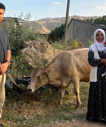 Uçurumdan düşen ineği için gözyaşı döken Ayni teyzenin yüzü güldü
