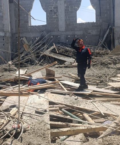 Yapımı Süren Cami İnşaatı Çöktü: 3 İşçi Hastaneye Kaldırıldı