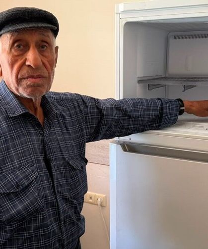Yaşlı adamın önce elini öptüler, sonra buzluktaki 2 milyonunu çaldılar
